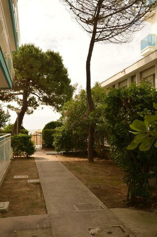 Piccolo Moderno Appartamento Sulla Spiaggia In Centro Lido di Jesolo Exterior photo