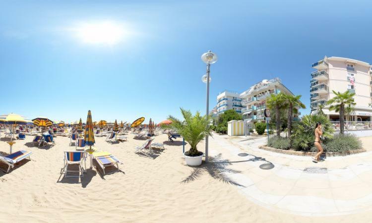 Piccolo Moderno Appartamento Sulla Spiaggia In Centro Lido di Jesolo Exterior photo